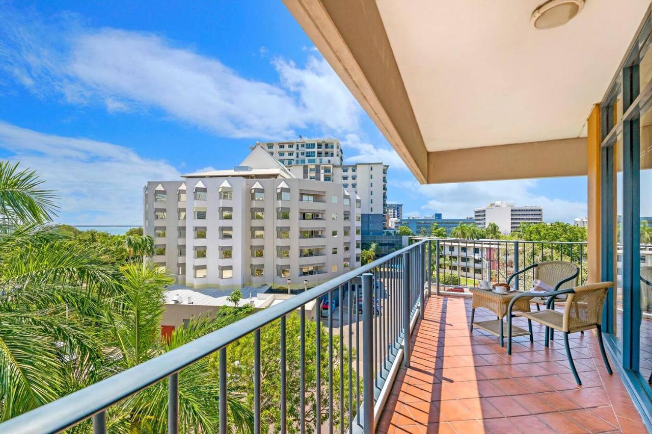 Sweeping Harbourfront Views Atop Tropical