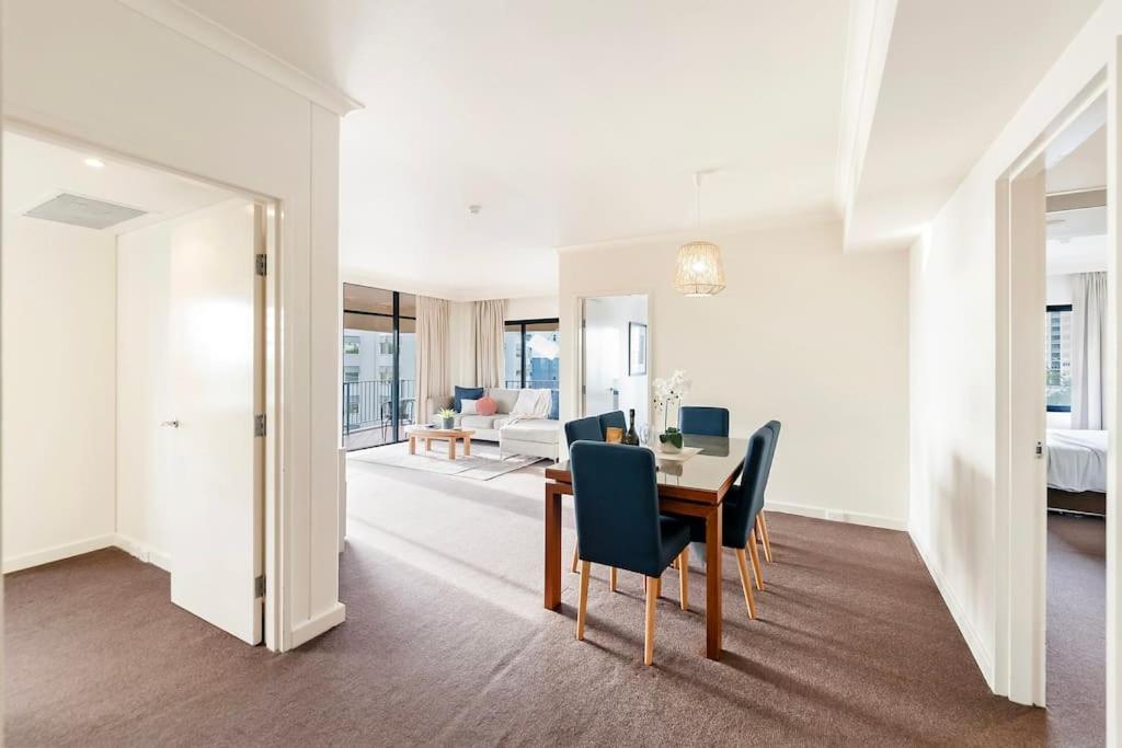 Apartment Sweeping Harbourfront Views Atop Tropical *
