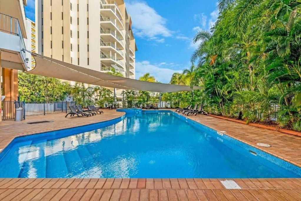 Sweeping Harbourfront Views Atop Tropical *