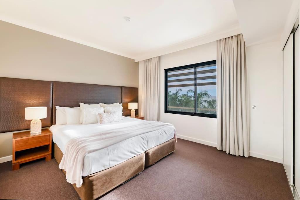 Apartment Sweeping Harbourfront Views Atop Tropical *