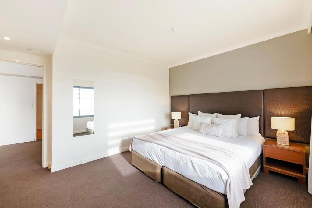 Sweeping Harbourfront Views Atop Tropical Apartment *