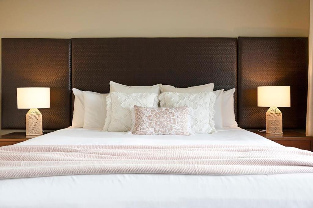 Sweeping Harbourfront Views Atop Tropical *