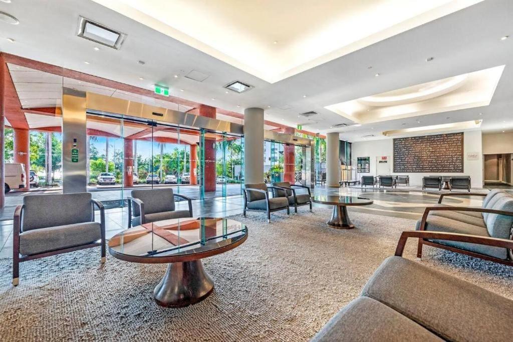 Sweeping Harbourfront Views Atop Tropical Apartment *